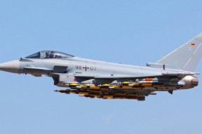 爱游戏平台-热刺持续渗透制造禁区混乱，热刺desk