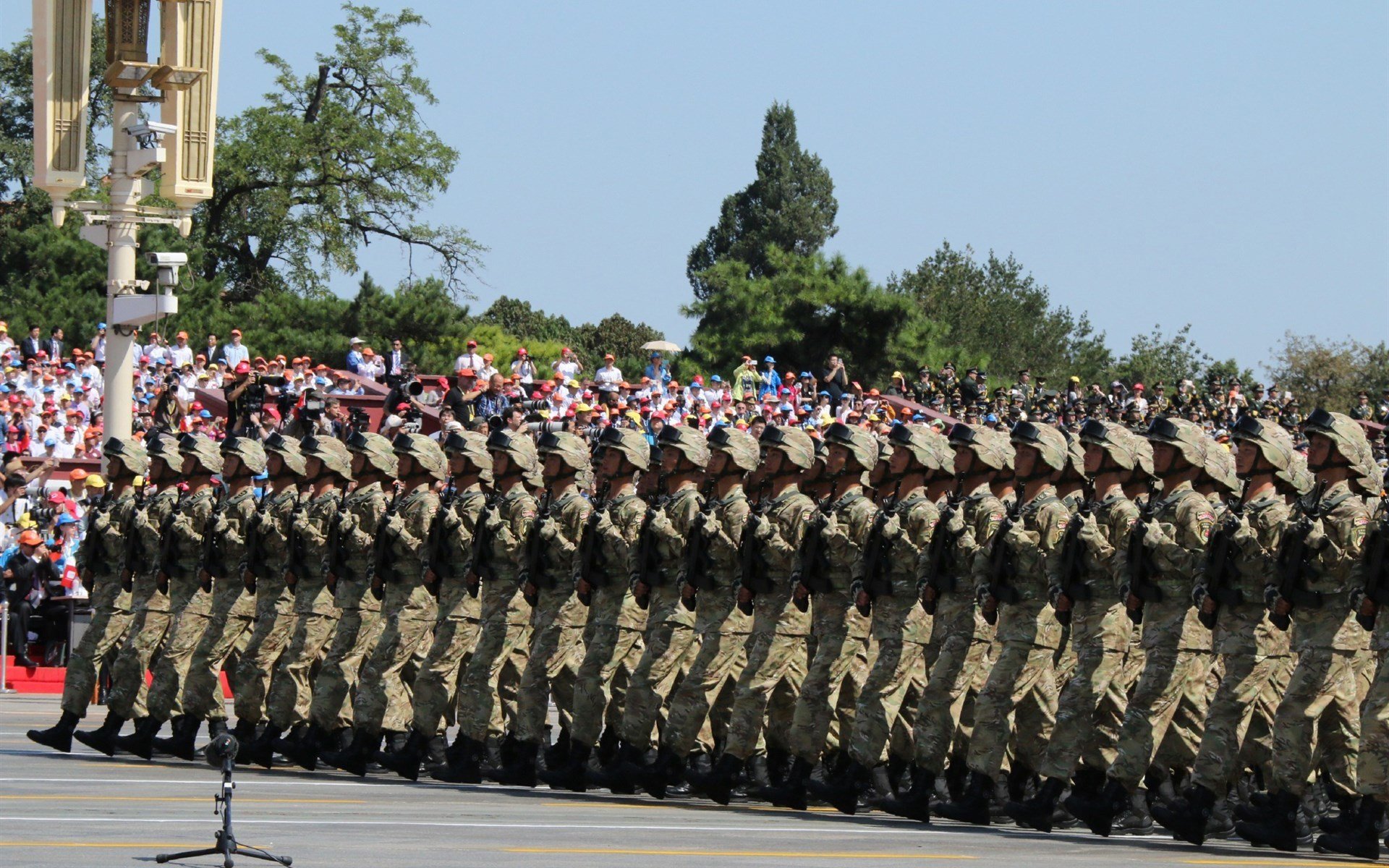 球队赢得晋级资格主教练强调接下来每场都是硬仗不容松懈，晋级的球队